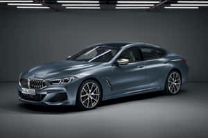 極簡攝影棚環境中的消光藍色BMW 8系列Gran Coupe。 — MacBook Air M3 壁紙
