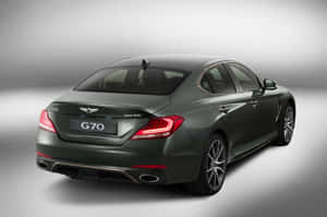 深綠色Genesis G70轎車從後方四分之三角度在工作室環境中觀看。 — 超跑 壁紙