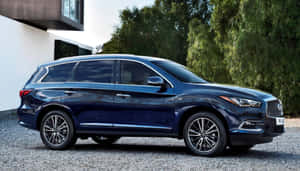 深藍色 Infiniti QX60 SUV 停放在碎石上，靠近現代房屋和綠樹。 — 豪華車 壁紙