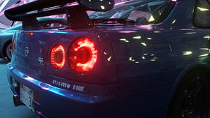 深藍色日產Skyline GT-R，在霓虹燈車庫中帶有發光的紅色尾燈。