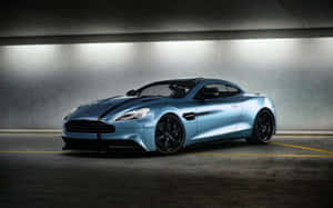 一輛藍色 Aston Martin 跑車停在光線昏暗的地下車庫。 — Steam Deck 壁紙