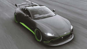灰色 Aston Martin 跑車帶有綠色飾邊在道路上高速行駛。 — 電玩遊戲 GIF 壁紙