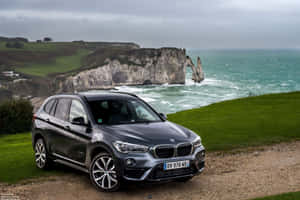 灰色BMW SUV停泊在懸崖上俯瞰海洋，有白堊懸崖 — Mercedes Benz C300 壁紙