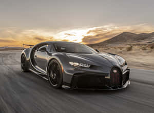 灰色Bugatti Chiron在金色日落下的沙漠公路上疾馳。 — 布加迪 GIF 壁紙