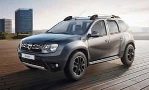 灰色Dacia Duster SUV在建築物附近的木製平台上。 — 好看汽車 壁紙