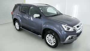 灰色Isuzu MU-X SUV在白色工作室環境中 — 卡車 壁紙
