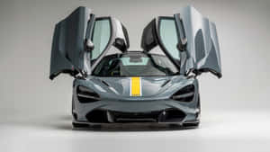 工作室中，帶有黃色條紋和打開的蝴蝶門的灰色McLaren跑車。 — 汽車 壁紙