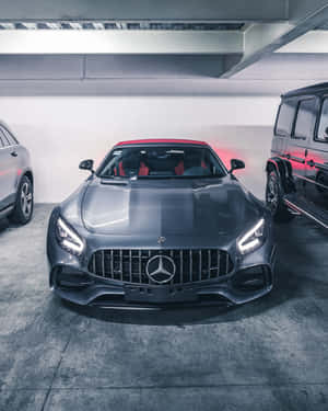 灰色Mercedes-AMG GT配紅色內飾停放在現代車庫中。 — 汽車 iPhone 壁紙
