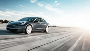 灰色Tesla Model 3在沙漠高速公路上夕陽下疾馳。 — 好看汽車 壁紙