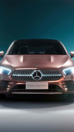 玫瑰金色賓士A-Class L Sport Sedan在攝影棚燈光下的正面視圖。 — Mercedes Benz C300 壁紙