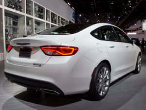 白色 Chrysler 200S 轎車在車展上展出，配備發光的尾燈。 — 克萊斯勒 壁紙