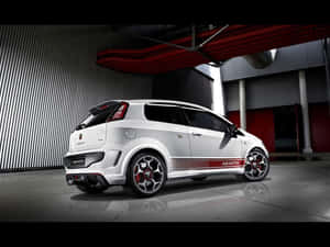 白色Abarth 695跑車帶紅色飾邊，停放在現代工業車庫中。 — 好看汽車 壁紙