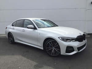 白色BMW轎車停在波紋金屬牆旁。 — 超跑 壁紙