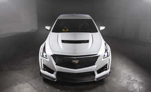 白色Cadillac ATS-V跑車在煙霧瀰漫的車庫中，帶有發光頭燈。 — Steam Deck OLED 壁紙