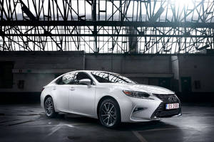 白色Lexus ES 200轎車停放在有鋼樑的倉庫中。 — 白色 iPhone 壁紙
