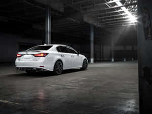 白色Lexus房車停放在帶有聚光燈的黑暗工業倉庫中。 — 凌志 壁紙