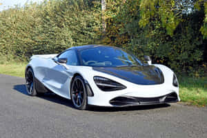 白色McLaren 720S跑車停在路上，背景有樹木。 — 4K 法拉利 壁紙