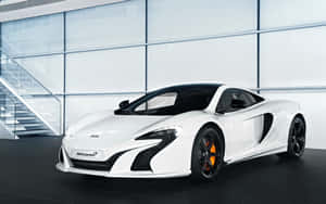 白色McLaren跑車配橙色制動器，在現代玻璃陳列室中。 — 酷炫F1 壁紙