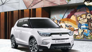 白色SsangYong Tivoli SUV停放在色彩繽紛的街頭藝術前。 — 低調 壁紙