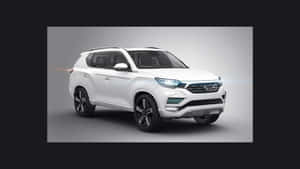 白色SUV，藍色頭燈和黑色輪圈，在灰色工作室背景上運動。 — 好看汽車 壁紙
