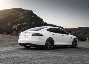 日落時分，白色Tesla Model S停泊在靠近山丘的碎石上。 — 特斯拉 壁紙