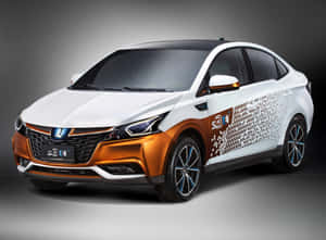 帶有橙色點綴和幾何側面貼花的Luxgen S3 EV電動車。 — 低飽和 壁紙