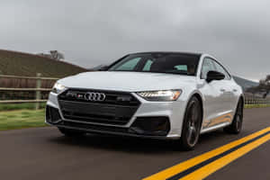 白色奧迪RS7 Sportback在背景有葡萄園山丘的道路上行駛。 — 奧迪 GIF 壁紙