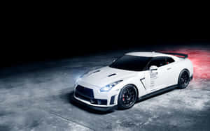 白色日產GT-R賽車在帶有紅色照明和工作室照明的混凝土地板上。 — 日產 壁紙