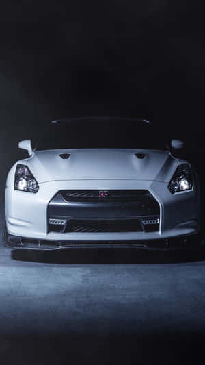 白色日產GT-R跑車在黑暗的攝影棚環境中照亮。 — 日產 Skyline GTR R34 壁紙