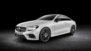 白色梅賽德斯-奔馳E級轎跑車在攝影棚中，黑色背景 — Mercedes Benz C300 壁紙