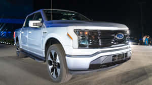 夜間車展上展出的白色福特F-150 Lightning電動卡車。 — 福特 壁紙