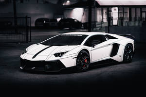 白色藍寶堅尼 Aventador 帶有黑色條紋，停在黑暗的城市車庫中。 — 創戰紀 壁紙