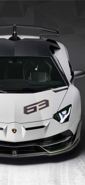 白色藍寶堅尼 Aventador SVJ 63 跑車，帶有黑色飾邊和幾何背景。 — iPhone Air 壁紙