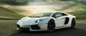 白色藍寶堅尼 Aventador 在碎石路上，金色日落時分。 — 蘭博基尼 壁紙