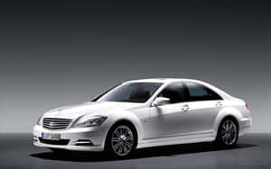 攝影棚內白色豪華轎車，漸變背景 — Mercedes Benz C300 壁紙