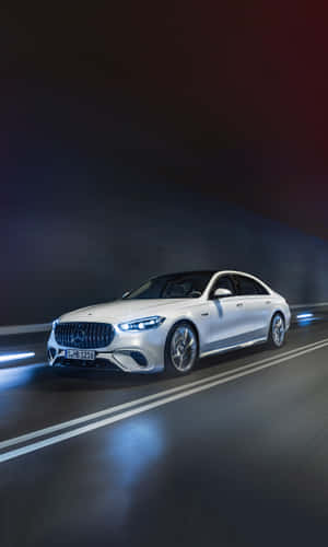 白色豪華轎車在黑暗隧道中疾馳，帶有藍色動態模糊。 — Mercedes Benz C300 壁紙
