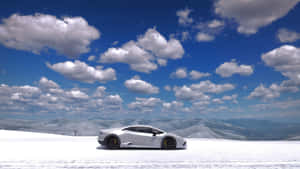 白色跑車停放在雪山，藍天白雲 — 電玩遊戲 GIF 壁紙
