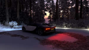 白色跑車在積雪的森林道路上亮著紅色尾燈。 — 電玩遊戲 GIF 壁紙