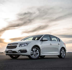 日落時白色雪佛蘭Cruze Sport6停在瀝青路上。 — 雪佛蘭 壁紙