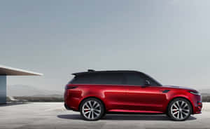 紅色Range Rover Sport停泊在現代房屋旁邊，背景有山巒。 — 跑車 壁紙