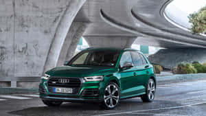 綠色Audi SQ5 SUV停放在弧形混凝土高架橋下。 — 奧迪 GIF 壁紙