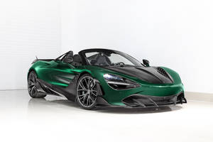在白色工作室中，帶有黑色碳纖維細節的綠色McLaren Speedtail敞篷跑車。 — 白色法拉利 壁紙