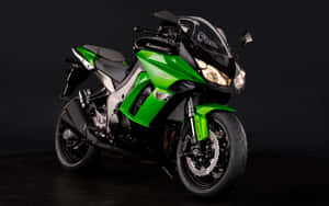 工作室燈光下的綠色和黑色 Kawasaki 運動摩托車。 — 桌面 壁紙