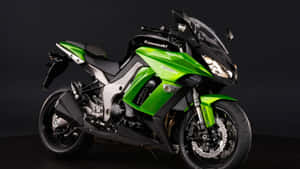 綠色和黑色Kawasaki Ninja 400運動機車在攝影棚燈光下。 — KTM 摩托車 壁紙