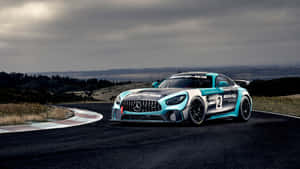 藍白色賓士AMG GT3賽車在多雲的天空下行駛在蜿蜒的賽道上。 — 7680x4320 壁紙