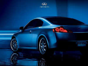 藍色 Infiniti 雙門跑車在夜間濕潤的城市街道上疾馳，紅色尾燈發光。 — 超跑 壁紙