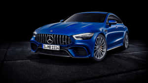 藍色 Mercedes-AMG GT 跑車在暗色地板上的攝影棚燈光中。 — Mercedes Benz C300 壁紙