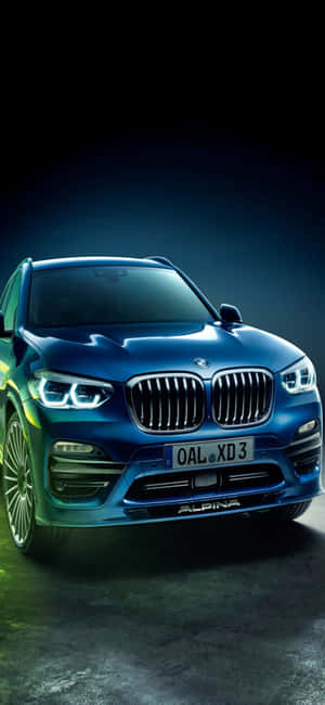藍色Alpina BMW SUV在工作室中，帶有戲劇性燈光 — Xiaomi 15 壁紙