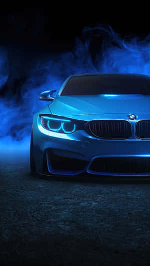 藍色BMW跑車在煙霧瀰漫的夜晚環境中車頭燈閃爍。 — 好看汽車 壁紙