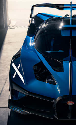 車庫中的藍色Bugatti Chiron Super Sport 300+，陽光投射陰影。 — Tecno Megapad Pro 壁紙